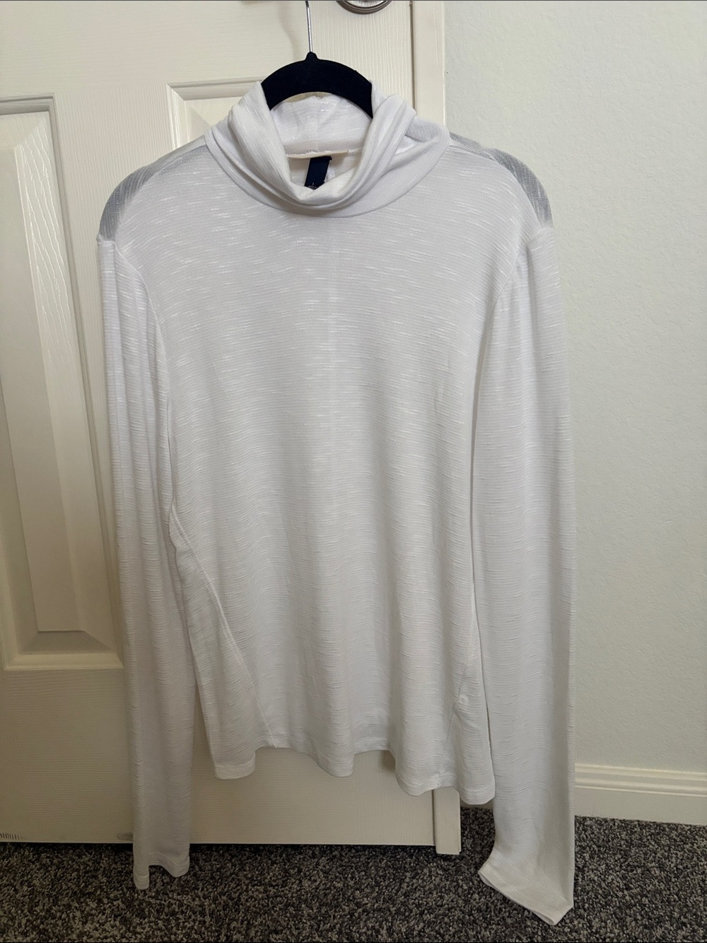 Universal Thread womens White Lightweight Turtleneck Shirt